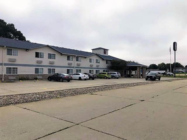 Regency Inn Geneseo Il I-80 Exterior photo